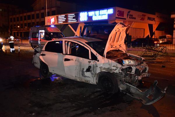 Kontrolden çıkan otomobil, karşı şeritteki işçi servisine çarptı: 10 yaralı
