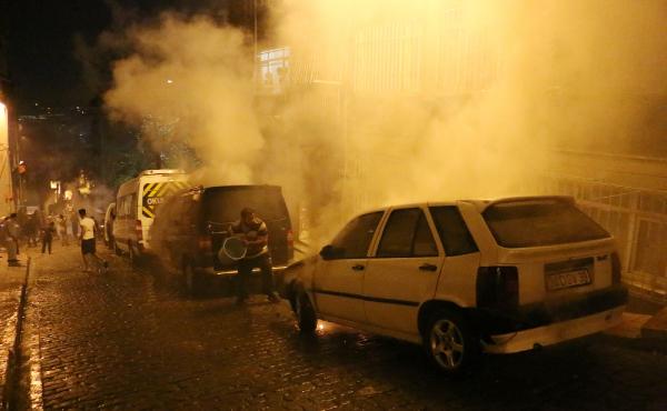 Beyoğlu'nda 5 araç kundaklandı
