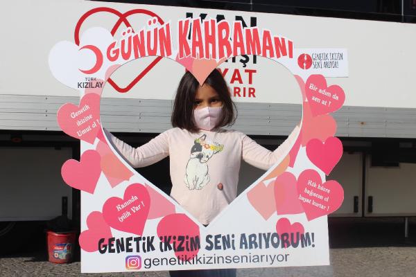 Ne duruyorsun, 'gen ikizin seni arıyor'