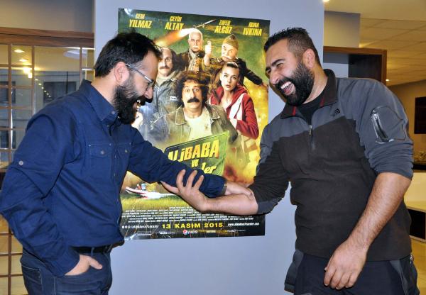 Komedi filminde 'fazla gülmekten' karakolluk oldular