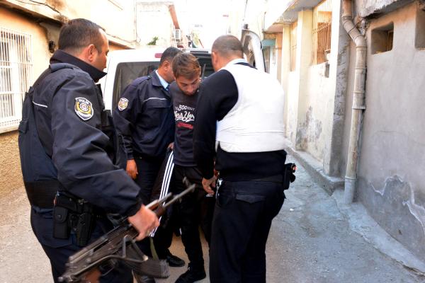 Annesi ile kız kardeşini rehin aldı, polisi görünce teslim oldu
