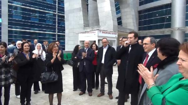 Adliye önünde eylem yapan işçilere hakim ve savcılardan destek