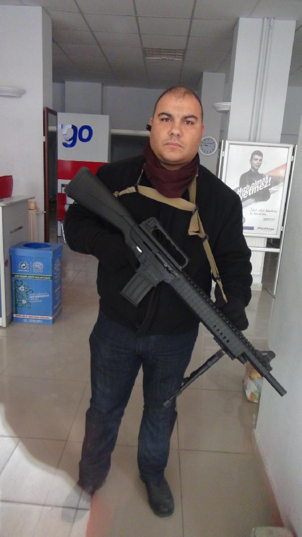 İşyerine el konulmak istendiğini öne sürererek pompalı tüfekle rast gele ateş açtı