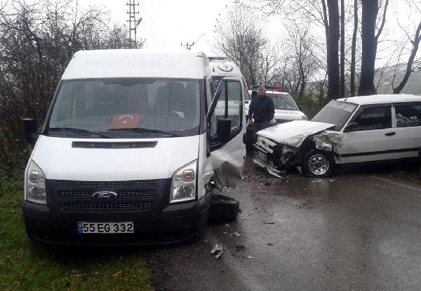Servis minibüsü ile otomobil çarpıştı: 3'ü öğrenci 7 yaralı
