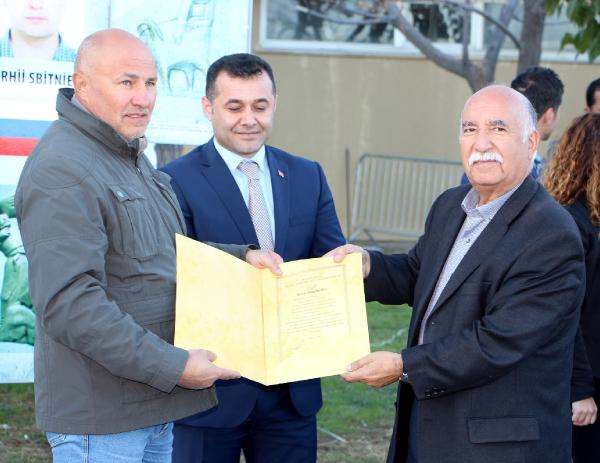 Rus heykeltıraştan dostluk mesajı