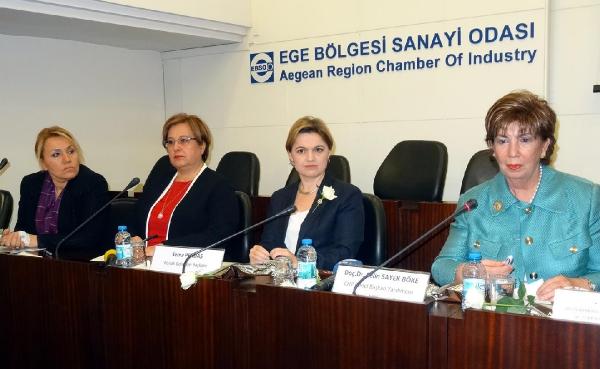 CHP'li Böke: Siyasete girecek kadından ailesinden vazgeçmesi isteniyor