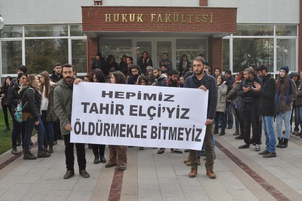 Hukuk Fakültesi önünde Tahir Elçi eylemi