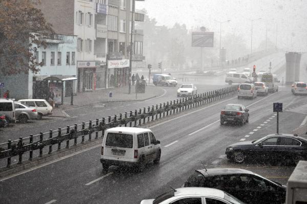 Kayseri'de kar yağışı hayatı olumsuz etkiliyor