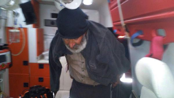 Ormanda kaybolan yaşlıyı, donmak üzereyken jandarma kurtardı