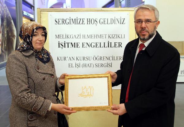 İşitme engelli Kuran kursu öğrencilerinden hat sergisi