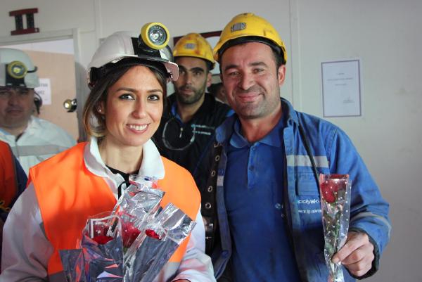 Kadınlar madene inip işçilere karanfil verdi