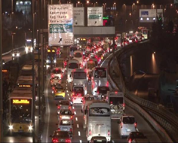 İstanbul'da akşam saatlerinde trafik yoğunluğu yüzde 85'e çıktı