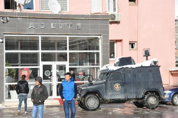 Hakkari'de 'öz yönetim' açıklamasına katıldığı için tutuklanan 2 kişi tahliye edildi