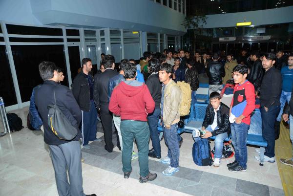 Afgan kaçaklar kiralanan uçakla ülkelerine gönderildi