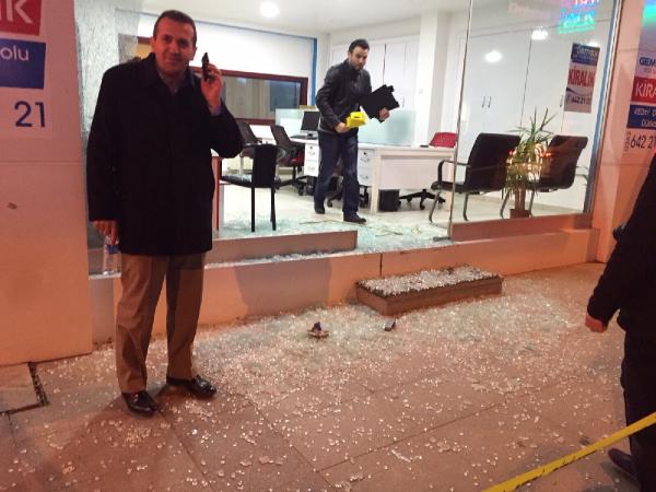 Gebze'de emlak ofisi kurşunlandı