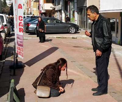 Genç kız babasını dövenlerin işyerini bastı, camlarını taşla kırdı