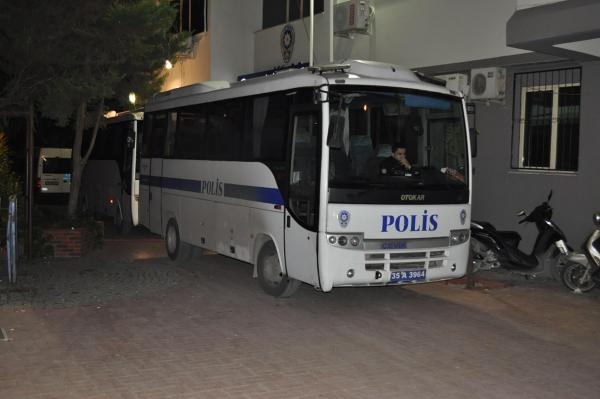 İzmir'de 'paralel yapı' operasyonunda 15 şüpheli adliyeye sevk edildi
