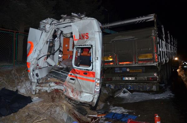 Kazaya müdahale eden ekiplere TIR çarptı: 1'i itfaiye eri 2 ölü, 6 yaralı