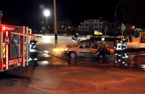 Elektrik direğine çarpan otomobil alev alev yandı