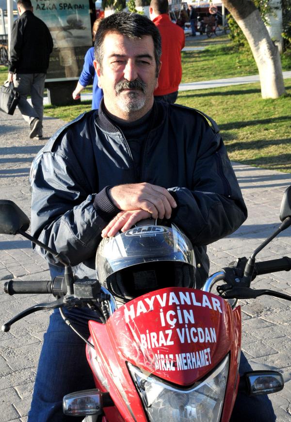 Sokak hayvanlarının ses olmak için 15 bin kilometre yol katetti
