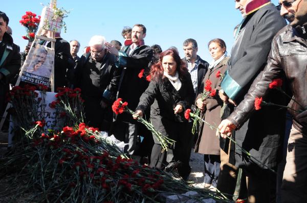 Öldürülen eşi Tahir Elçi'yi mezarı başında anan Türkan Elçi; 'Hiç kimse minareye kılıf uydurmaya kalkmasın'