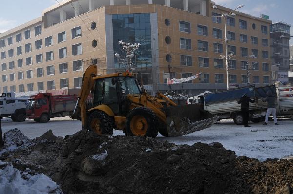 Belediyenin iş makinesi polis denetiminde çalıştı