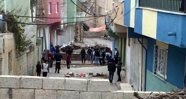 Derik'de kontrol sağlandı, Türk bayrağı okula tekrar asıldı