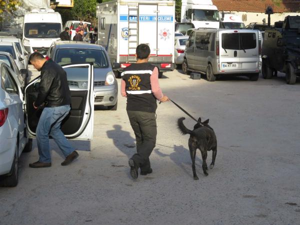 Maltepe'de çalıntı bir araçta yapılan incelemede bomba ve silahlar çıktı (1)