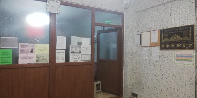 Hırsız, camideki bağış kutusunu ve telefonu çaldı