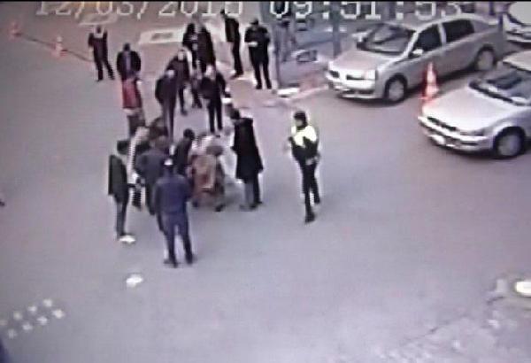 Annesinin elini bırakan çocuk otomobil altında kalıp yaralandı