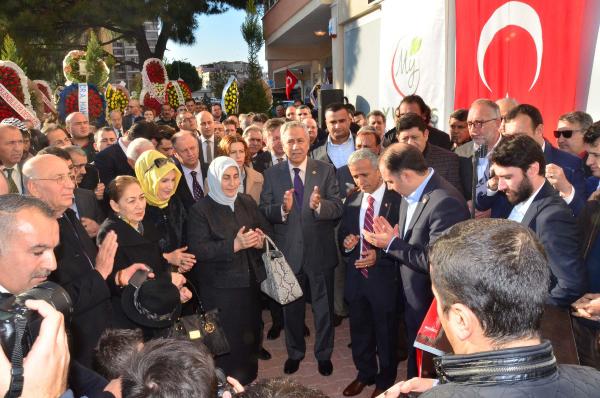 Arınç, Manisa'da sağlık merkezi açtı