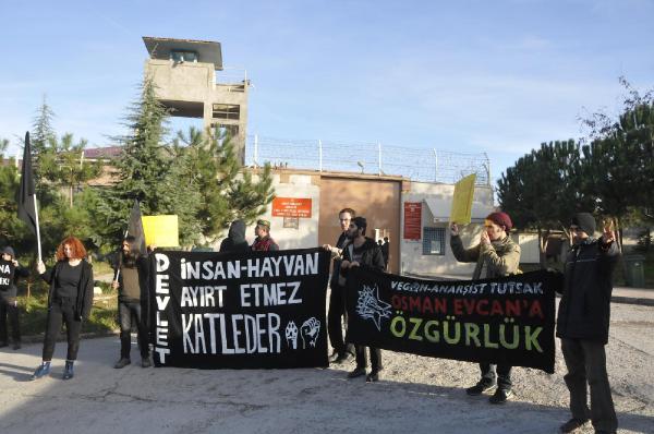Cezaevindeki vegan yemek eylemcisine davullu destek