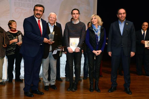 Can Dündar'ın plaketini oğlu Ege aldı
