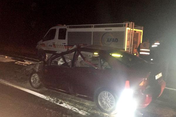 Otomobil aynı yönde giden TIR'a arkadan çarptı: 4 ölü, 2 yaralı