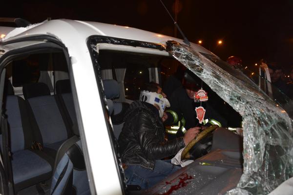 Yön levhası direğine çarpan araçta can pazarı