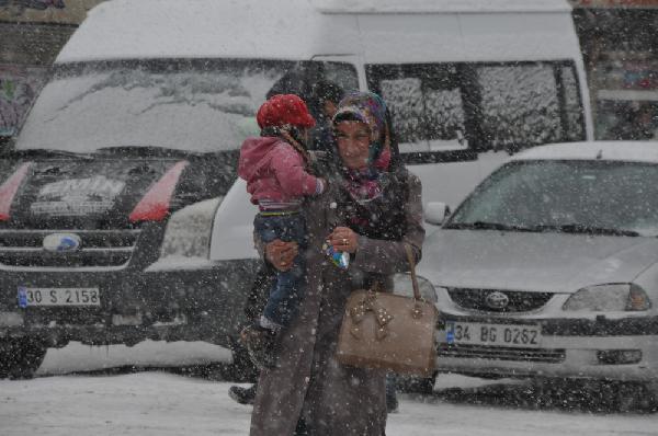 Yüksekova’da ulaşıma kar engeli