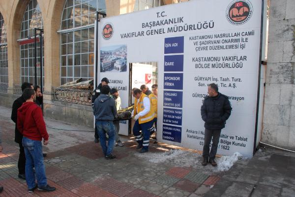 Cami çatısından düşen kar kütlesi, 2 işçiyi yaraladı