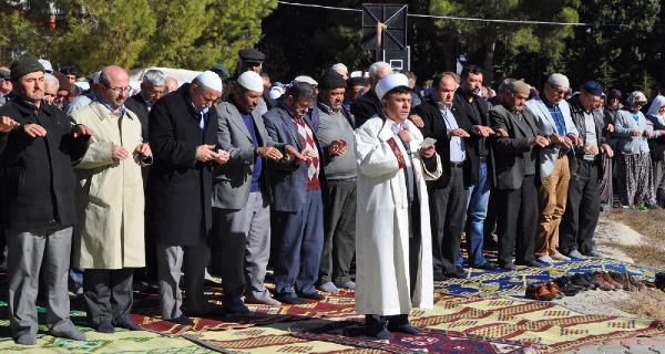 Çiftçiler yağmur duasına çıktı