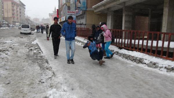 Hakkari'de sokaklar buz pistine dönüştü