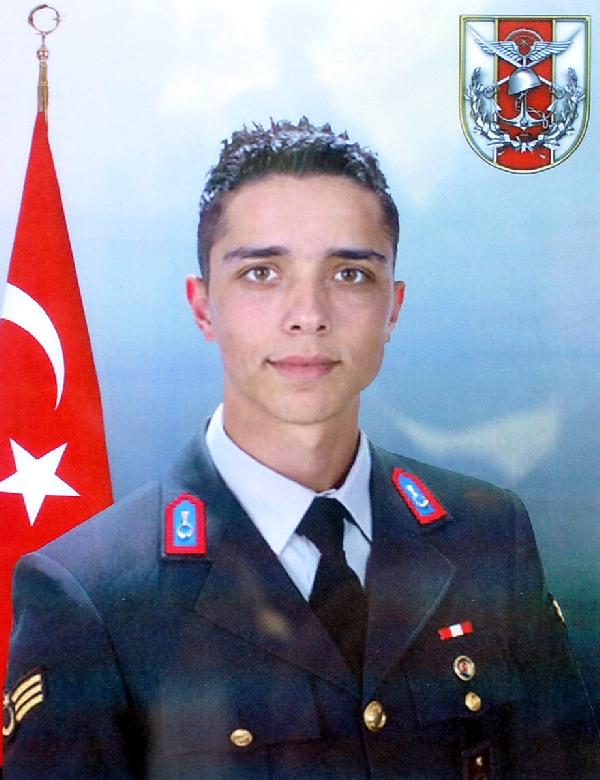 Şehit astsubayın tabutuna 1.5 aylık oğlunun battaniyesi örtüldü