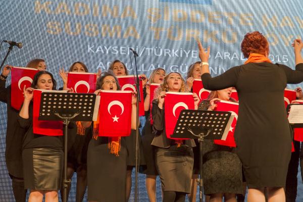 Kayseri’de turuncu fularlı kadınlar, şiddete karşı türkü söyledi