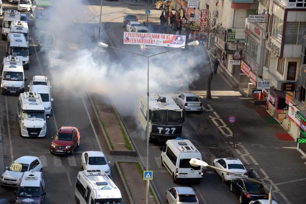 Diyarbakır'da polise ses bombalı saldırı