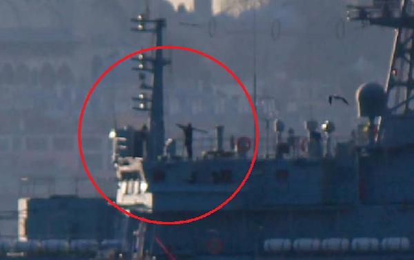 Rus askerinin İstanbul Boğazı'ndan geçerken tartışılan fotoğrafı