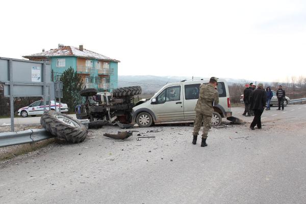 Hafif ticari araçla traktör çarpıştı:3 yaralı