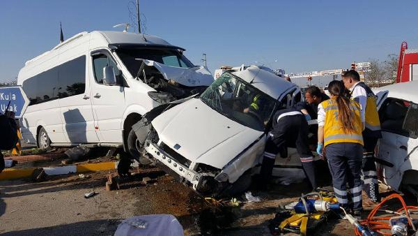 Salihli'de zincirleme kaza: 1 ölü, 8 yaralı