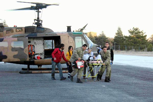 Tunceli'de damdan düşen yaralı, askeri helikopterle Elazığ'a getirildi