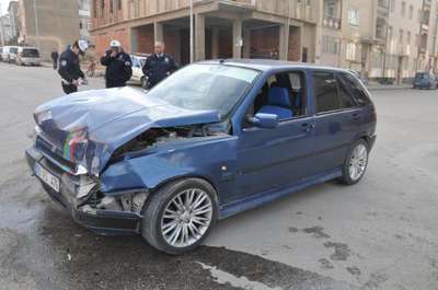 Karaman'da 2 otomobil çarpıştı: 2'si hamile 6 kişi yaralandı.
