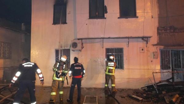 Bacadan çıkan yangın 4 aileyi evsiz bıraktı
