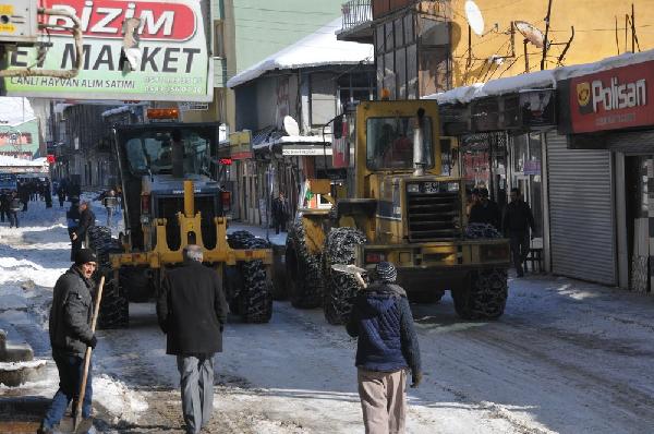 Yüksekova'da kar temizleme çalışması başlatıldı