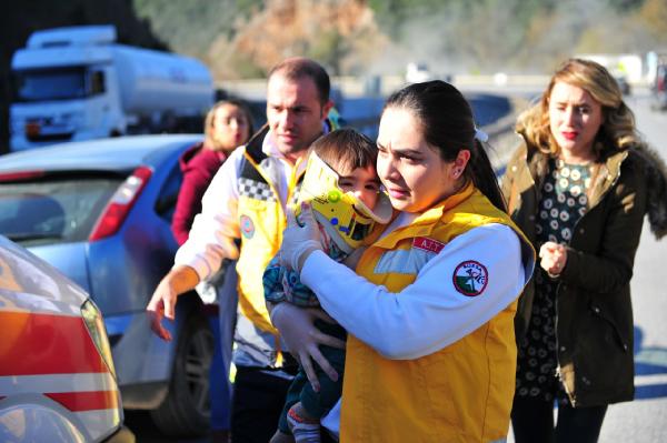 Minik yaralılara ilk müdahaleyi yoldan geçen hemşire yaptı